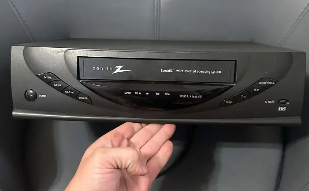 Zenith VRB420 4-Head Hi-Fi Stereo VHS VCR SpeakEZ Voice Directed Op System